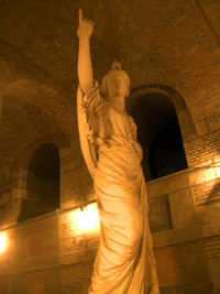 Monumentale Statue in der Unterkirche von Esztergom